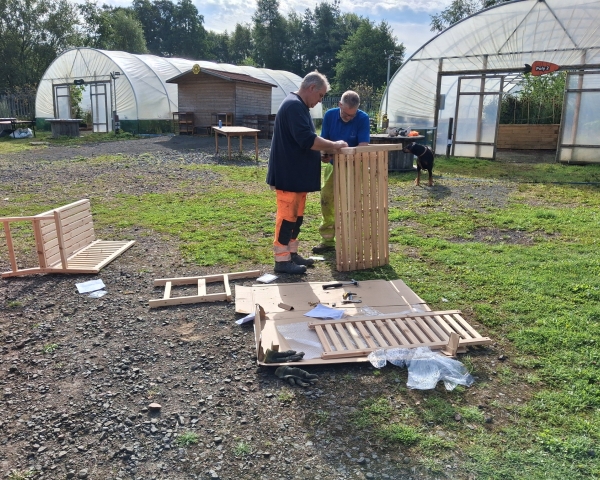 VolkerLaser colleagues volunteering at Community woods and garden in Polbeth and Calder