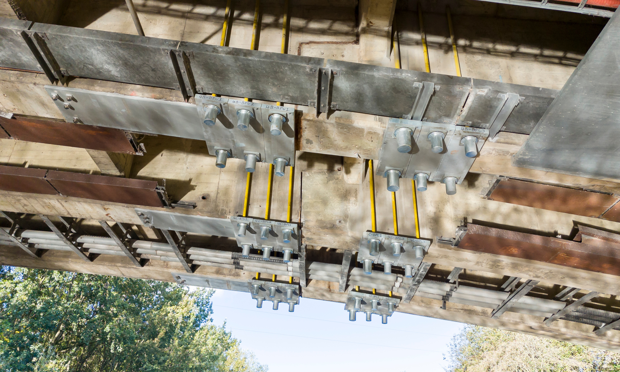 the installation of bespoke steel plates and Macalloy bars, used for the first time in the UK