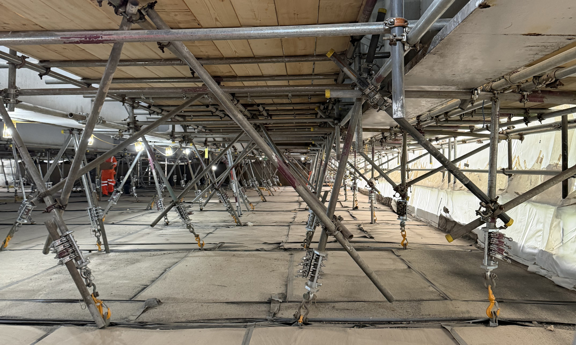 V-Deck platforms providing safe access